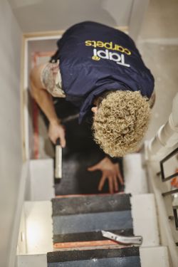 Tapi Fitter fitting carpet